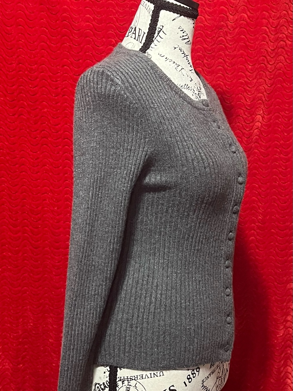 Fitted Gray Ribbed Button-Front Cardigan Sweater - Picture 4 of 7